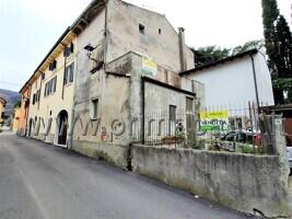 casa indipendente in vendita a Dolcè in zona Volargne