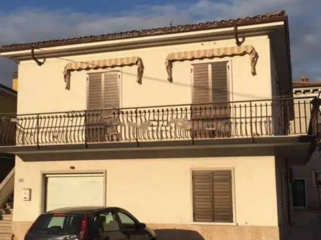 casa indipendente in vendita a Dolcè in zona Volargne