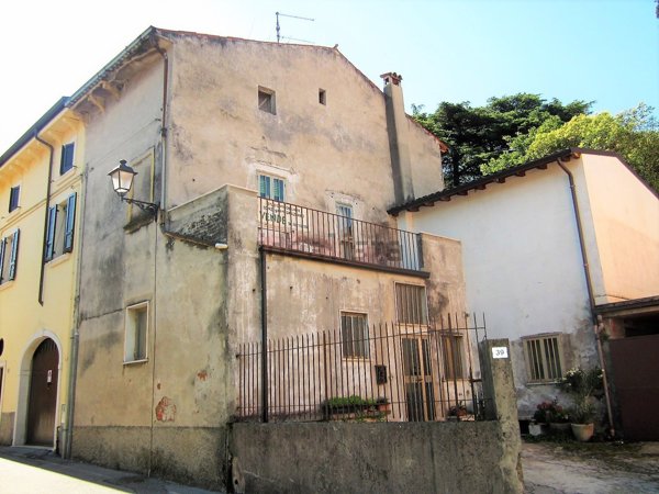 casa indipendente in vendita a Dolcè in zona Volargne