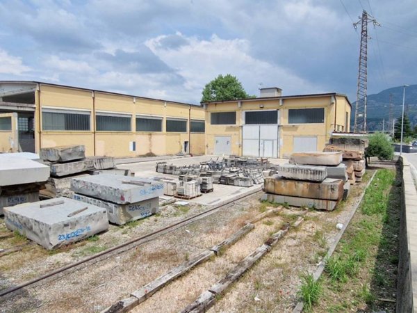 locale commerciale in vendita a Dolcè in zona Volargne