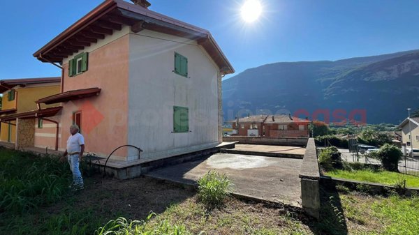 casa indipendente in vendita a Dolcè in zona Peri
