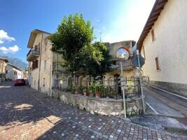 casa indipendente in vendita a Dolcè in zona Ossenigo