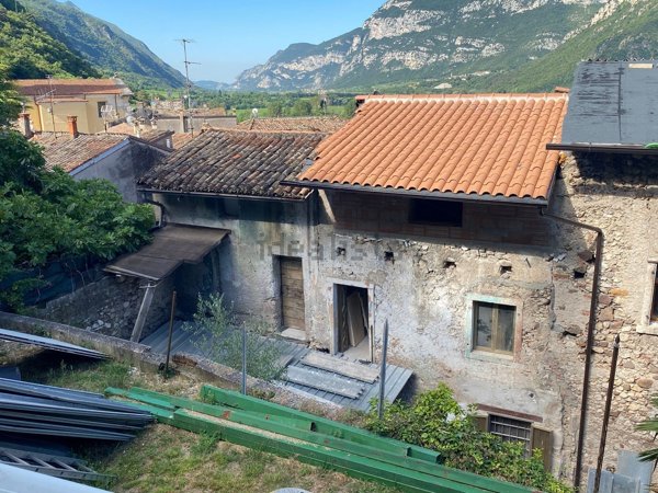 quadrivano in vendita a Dolcè in zona Peri