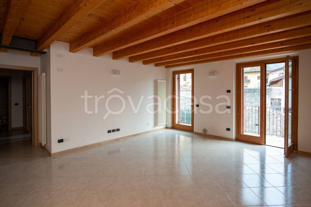 appartamento in vendita a Dolcè in zona Peri