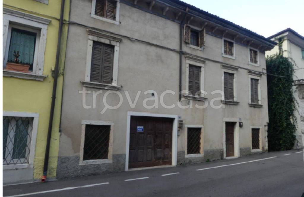 appartamento in vendita a Dolcè in zona Ceraino