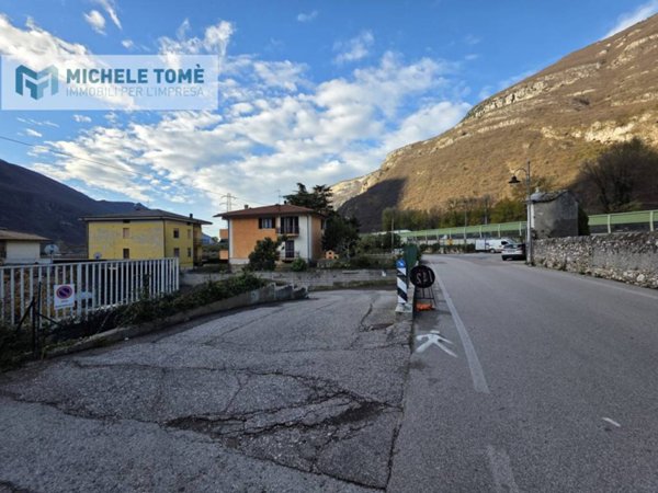 locale commerciale in vendita a Dolcè in zona Peri