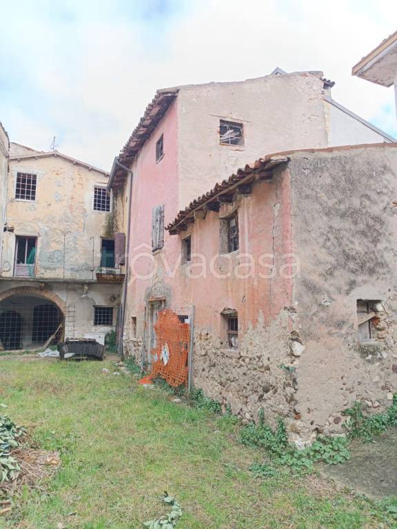 casa indipendente in vendita a Dolcè