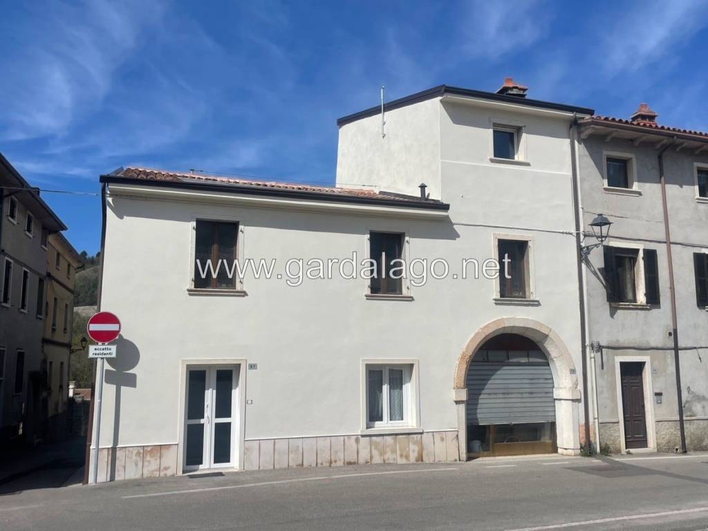 appartamento in vendita a Dolcè in zona Volargne