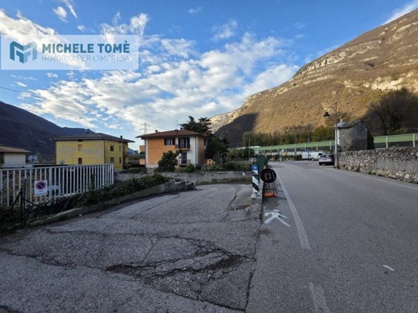 locale commerciale in vendita a Dolcè in zona Peri