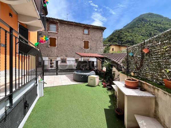 casa indipendente in vendita a Dolcè in zona Peri