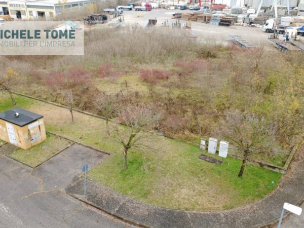 locale di sgombero in vendita a Dolcè in zona Volargne
