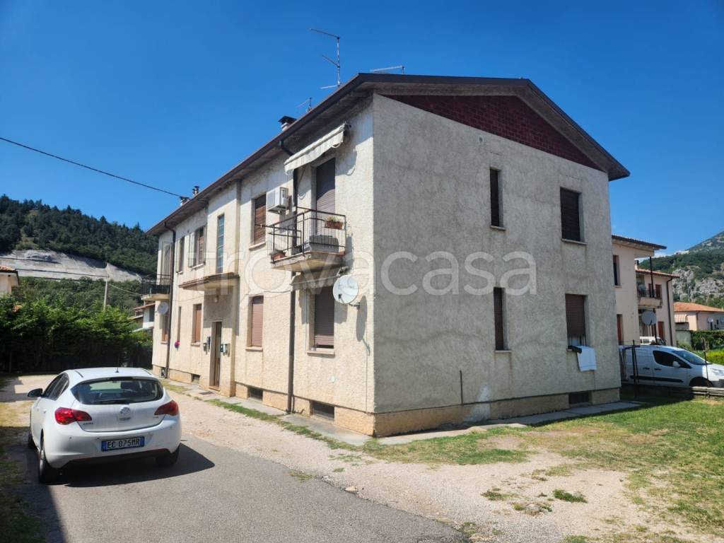 appartamento in vendita a Dolcè in zona Volargne