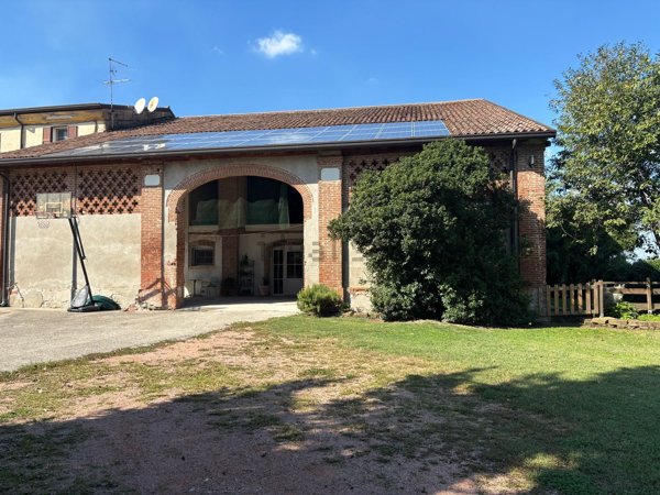 casale in vendita ad Erbè