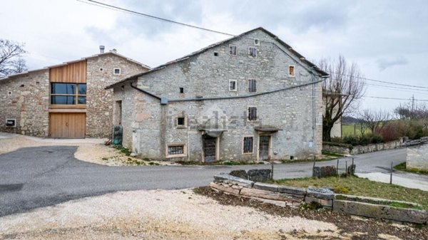 casale in vendita ad Erbezzo
