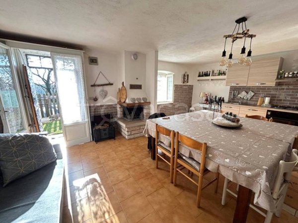 casa indipendente in vendita ad Erbezzo in zona Cappella Fasani