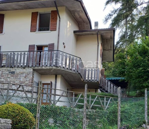 casa indipendente in vendita a Ferrara di Monte Baldo