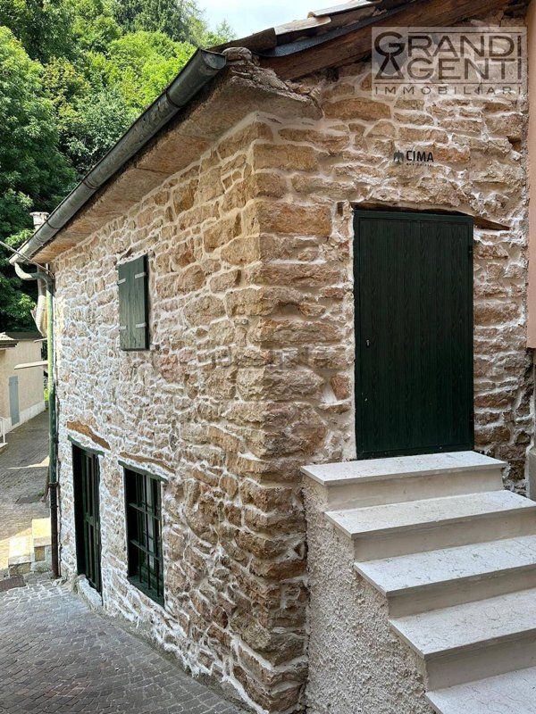 casa indipendente in vendita a Ferrara di Monte Baldo