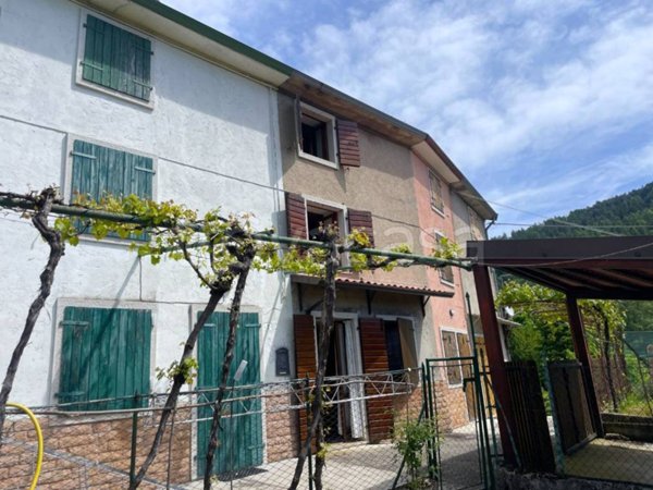 casa indipendente in vendita a Ferrara di Monte Baldo