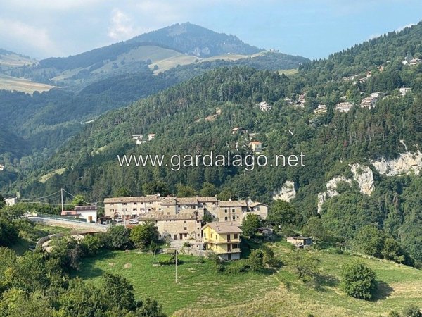 casale in vendita a Ferrara di Monte Baldo
