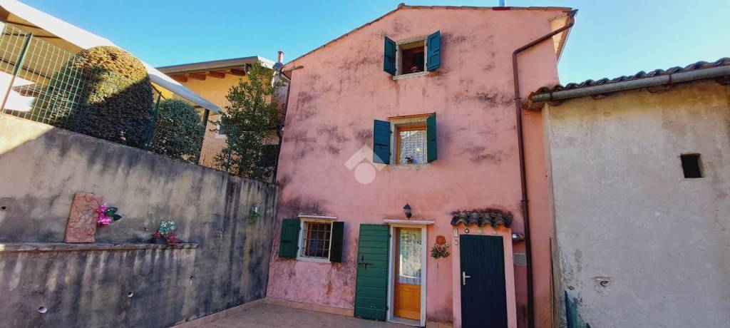casa indipendente in vendita a Ferrara di Monte Baldo