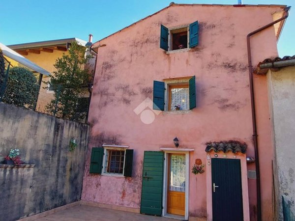 casa indipendente in vendita a Ferrara di Monte Baldo
