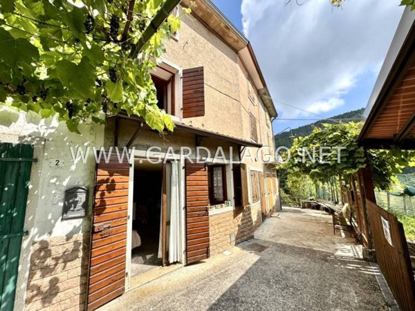 casa indipendente in vendita a Ferrara di Monte Baldo