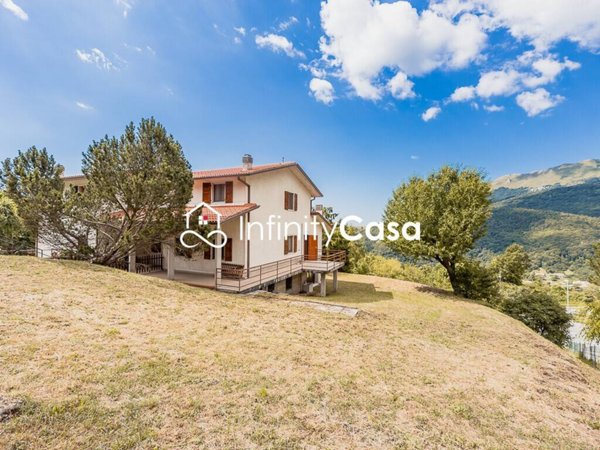 casa indipendente in vendita a Ferrara di Monte Baldo