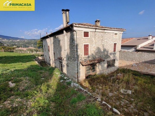 casale in vendita a Fumane in zona Mazzurega