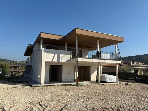 casa indipendente in vendita a Garda