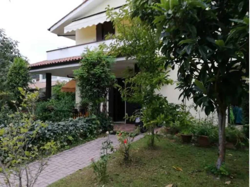 casa indipendente in vendita a Garda