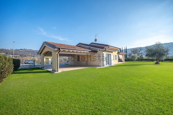 casa indipendente in vendita a Garda