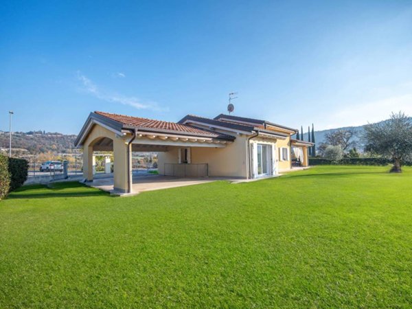 casa indipendente in vendita a Garda