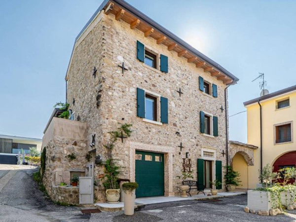 casa indipendente in vendita a Garda