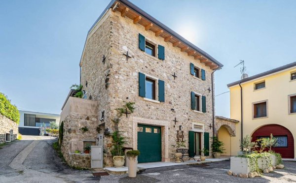 casa indipendente in vendita a Garda