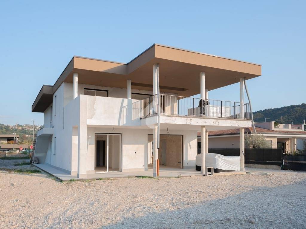 casa indipendente in vendita a Garda