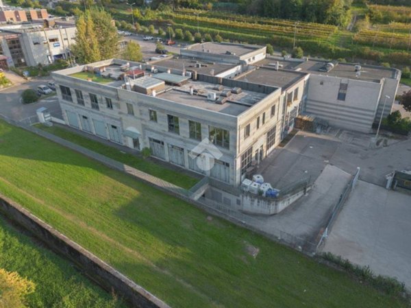 locale di sgombero in vendita a Garda