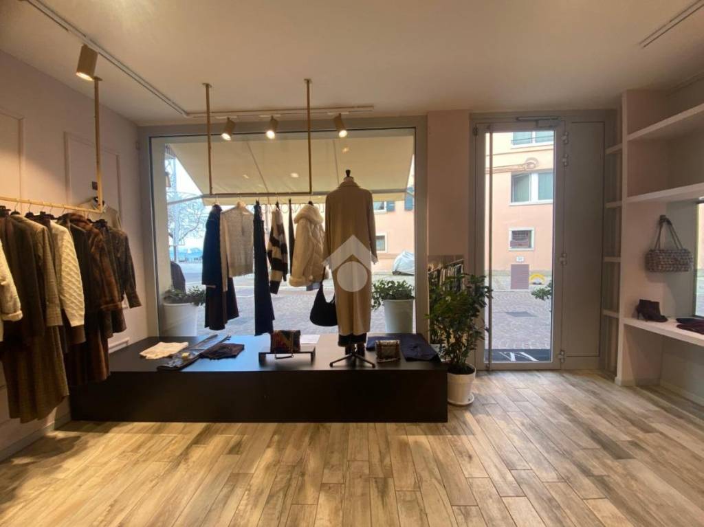 negozio in vendita a Garda