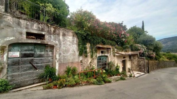 locale commerciale in vendita a Garda