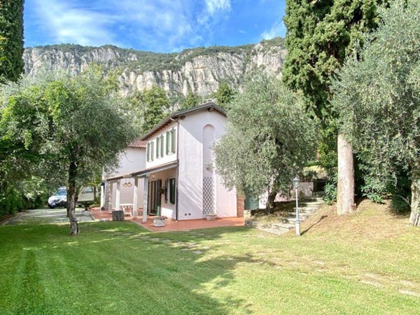 casa indipendente in vendita a Garda