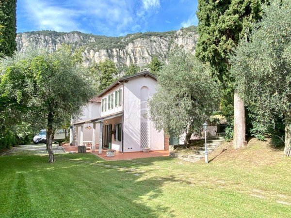casa indipendente in vendita a Garda