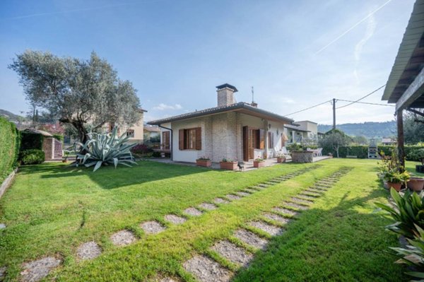 casa indipendente in vendita a Garda