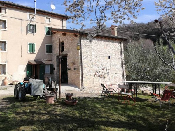 casa indipendente in vendita a Grezzana in zona Romagnano