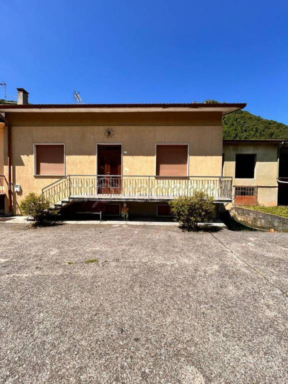 casa indipendente in vendita a Grezzana in zona Lugo
