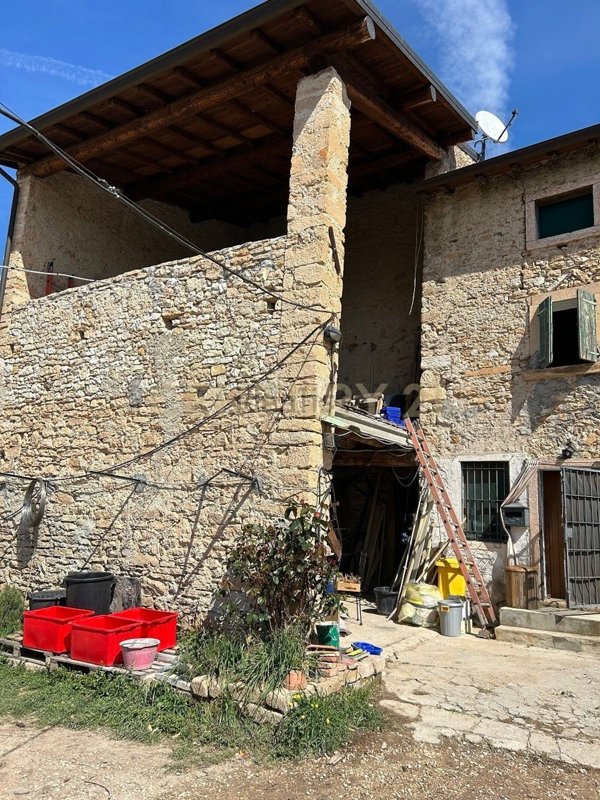 locale di sgombero in vendita a Grezzana in zona Romagnano