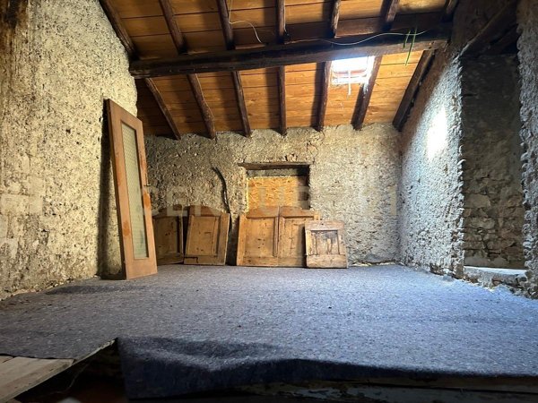 casale in vendita a Grezzana in zona Romagnano