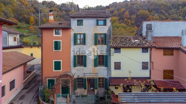 pentavano in vendita a Grezzana in zona Azzago