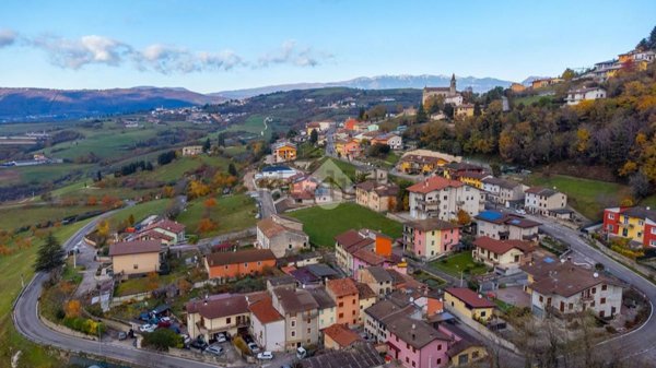 pentavano in vendita a Grezzana in zona Azzago
