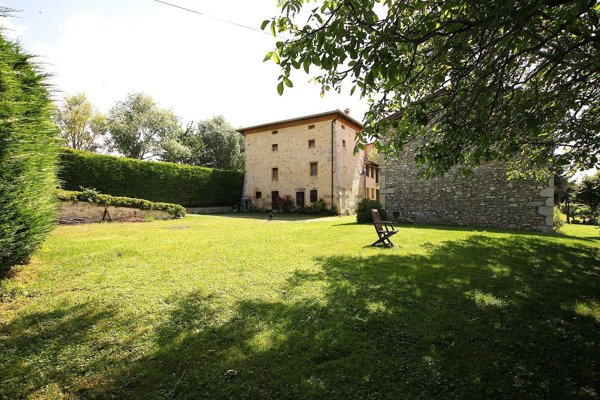 casale in vendita a Grezzana in zona Azzago