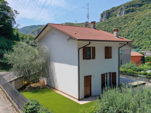 casa indipendente in vendita a Grezzana in zona Stallavena