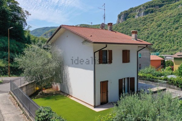 casa indipendente in vendita a Grezzana